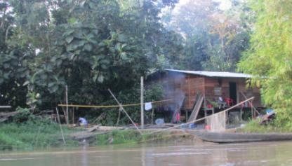 Cabaña de madera a orillas del río en el Pacífico colombiano.