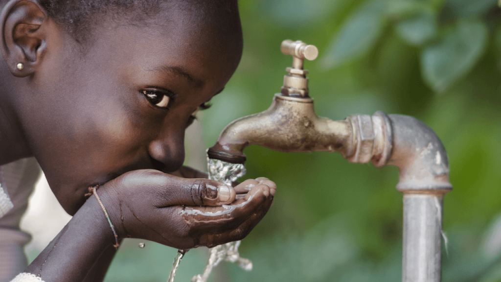 Imagen de una niña bebiendo agua de la llave.
