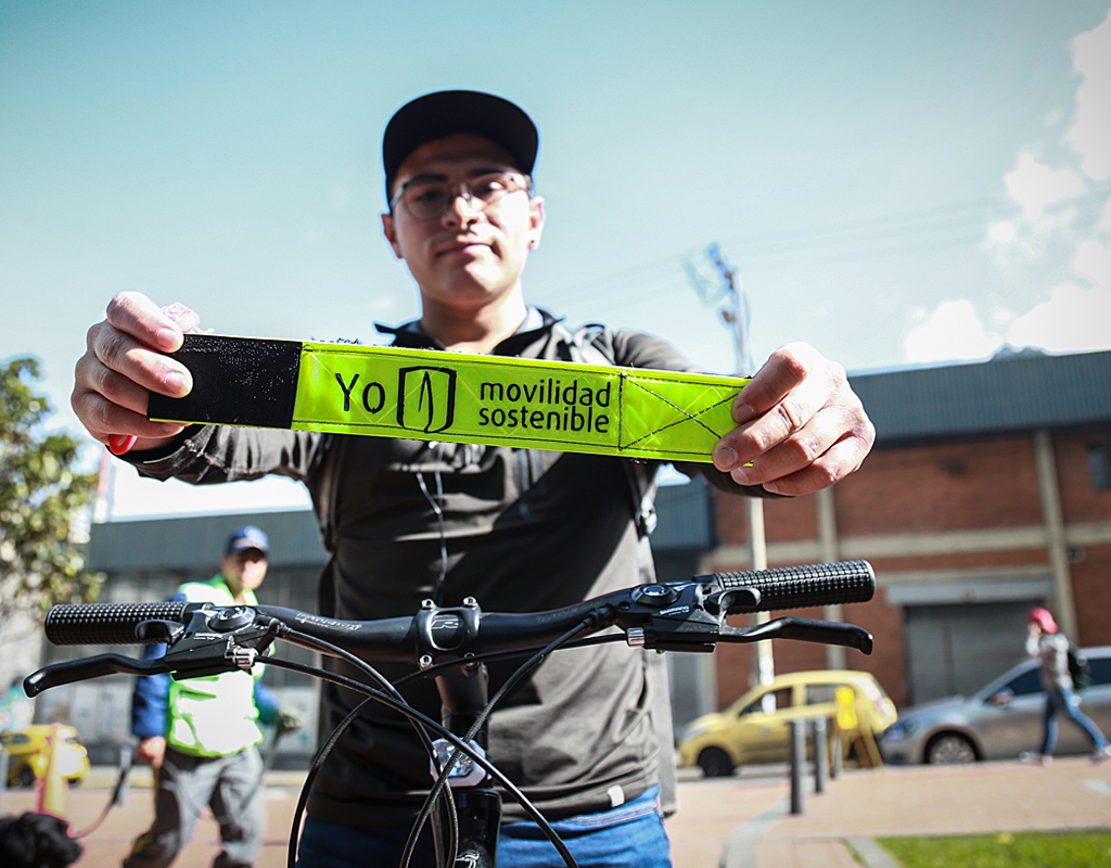 Estudiante uniandino con reflector para seguridad en bicicletas