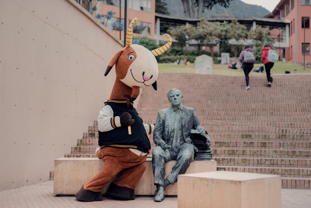 Foto de Séneca la Cabra junto a la estatua de Pizano