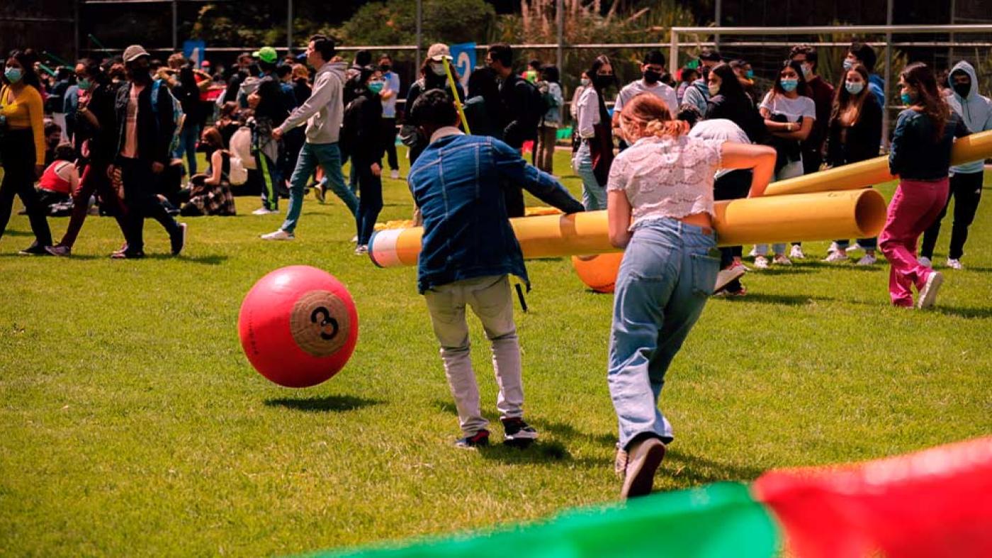 Estudiantes jugando y haciendo actividades 