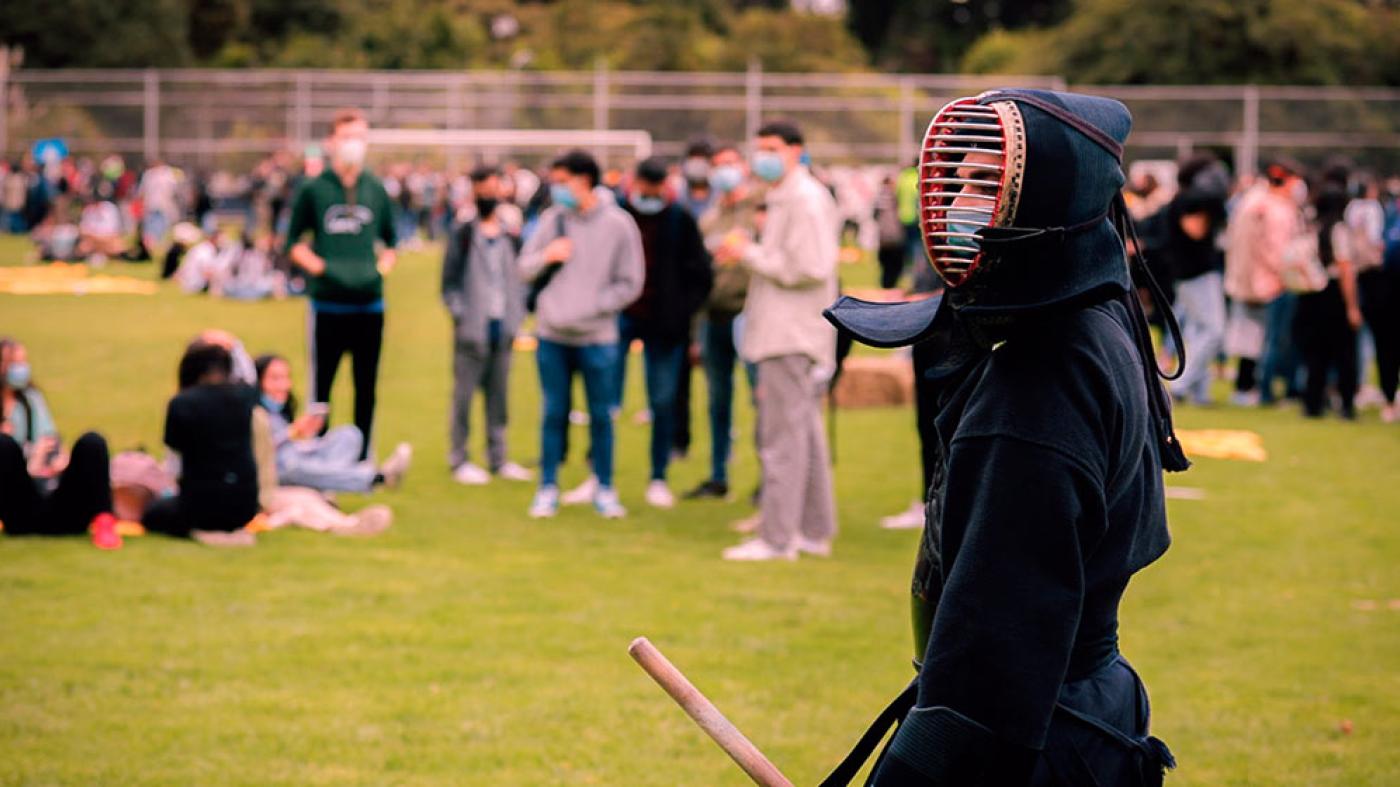 Estudiantes practicando Kendo