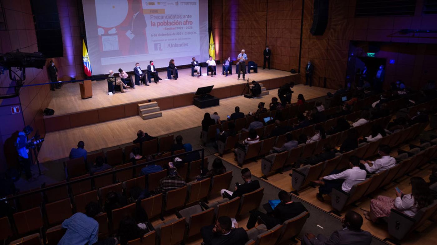 Hombres y mujeres sentados en un auditorio