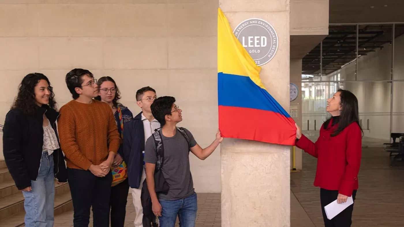 Personas destapan una placa en un edificio.