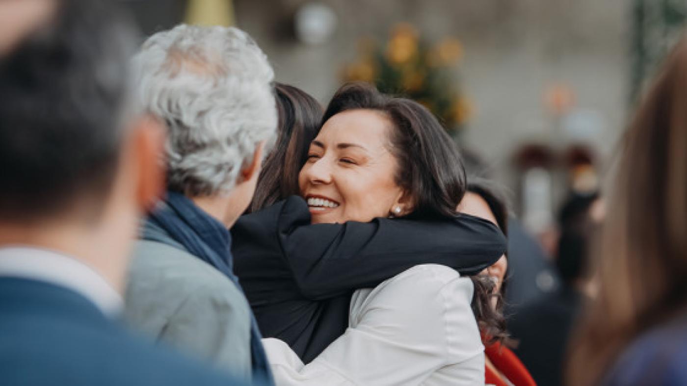 Dos personas abrazándose