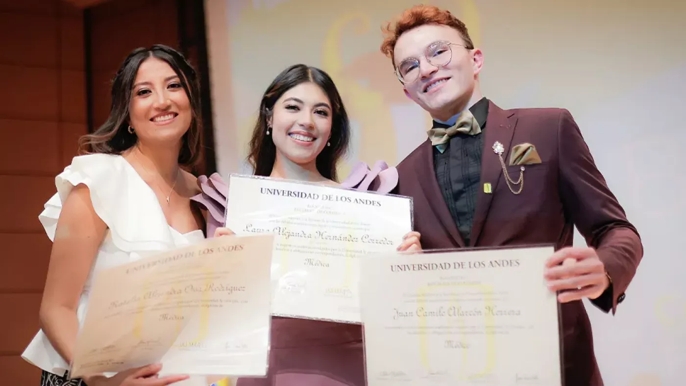 Foto graduandos de medicina Uniande