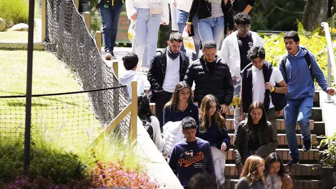 Inductores dan un recorrido del campus a los nuevos estudiantes.