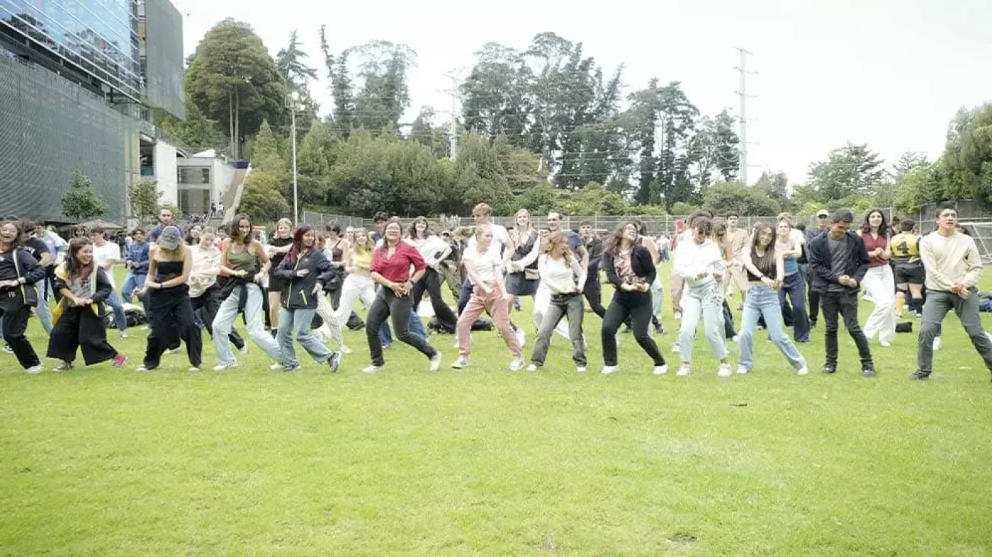 En Los Andes también se baila, estudiantes e inductores unidos en una coreografía.