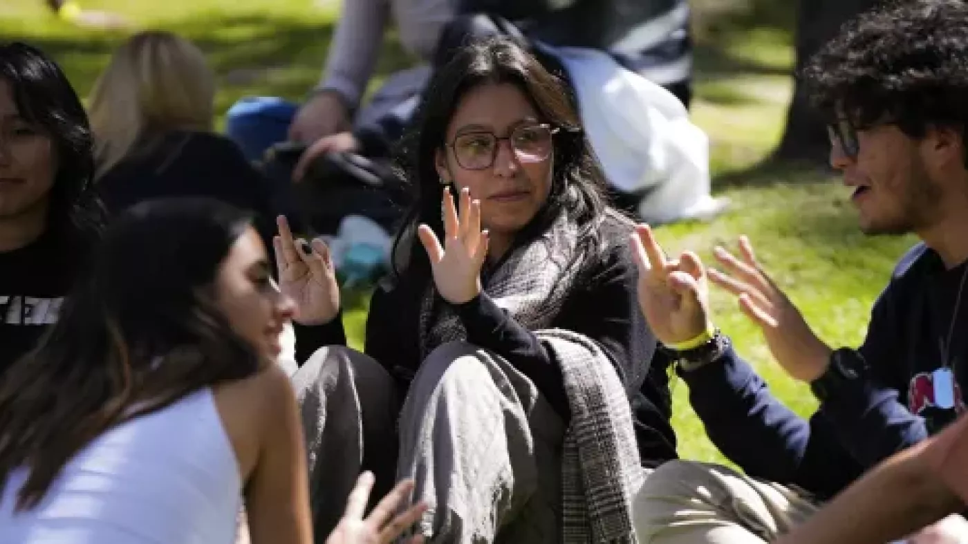 Primer día, al entrar a la universidad, un momento único que separa y empieza la experiencia de muchos momentos inolvidables.  