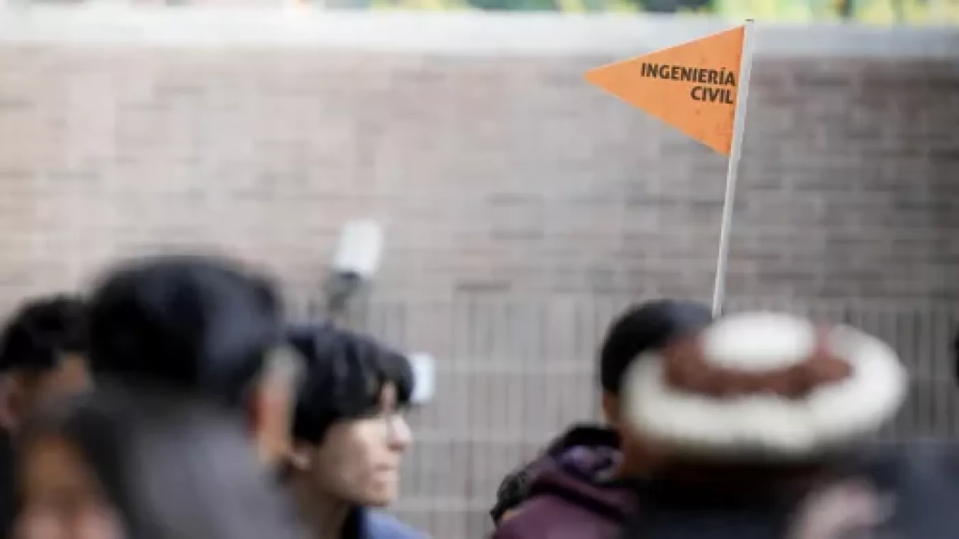 Los inductores tenían banderines con el nombre de las carreras, reuniendo a los estudiantes según su profesión.