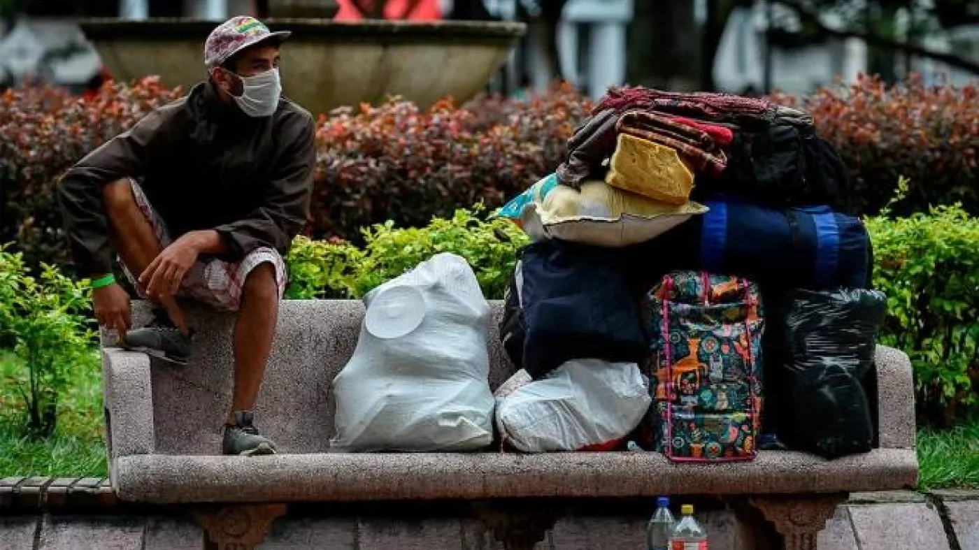 Migrante con sus pertenencias