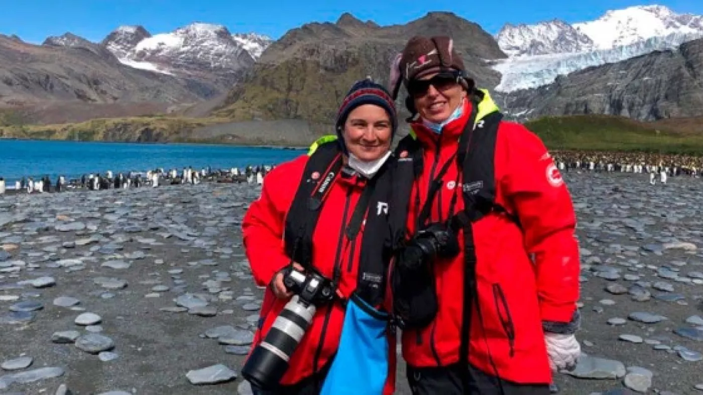 Las biólogas Gabriela Tezanos-Pinto (Izq.) y Susana Caballero (Der.) en South Georgia. 