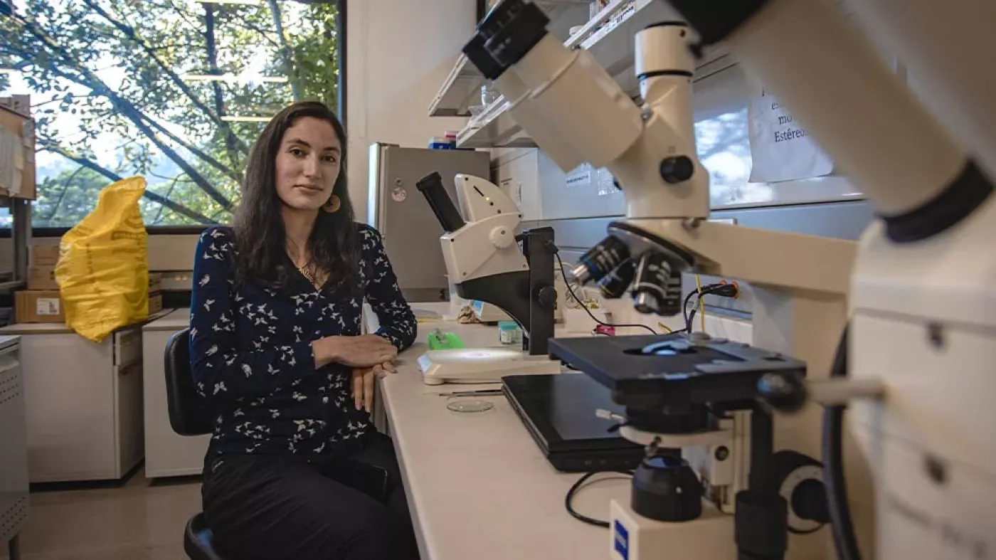 Laura Manrique junto a un microscopio