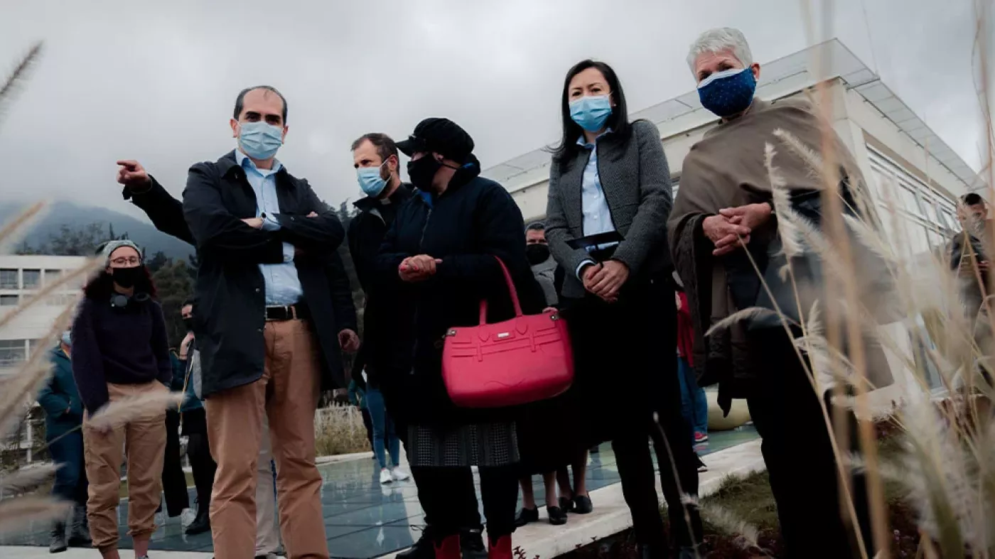 Grupo de personas en la terraza de un edificio  de Los Andes