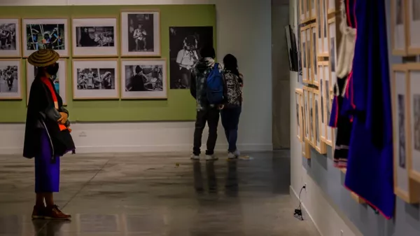 Personas contemplando la exposición