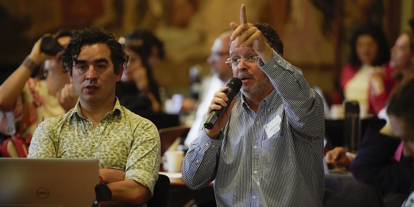 Eduardo Escallón, profesor de la Facultad de educación de Los Andes, durante la discusión.