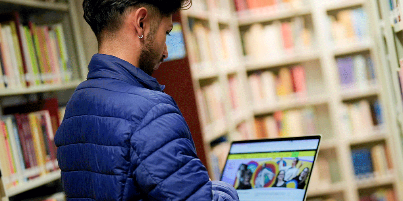 Estudiante en Biblioteca Uniandes