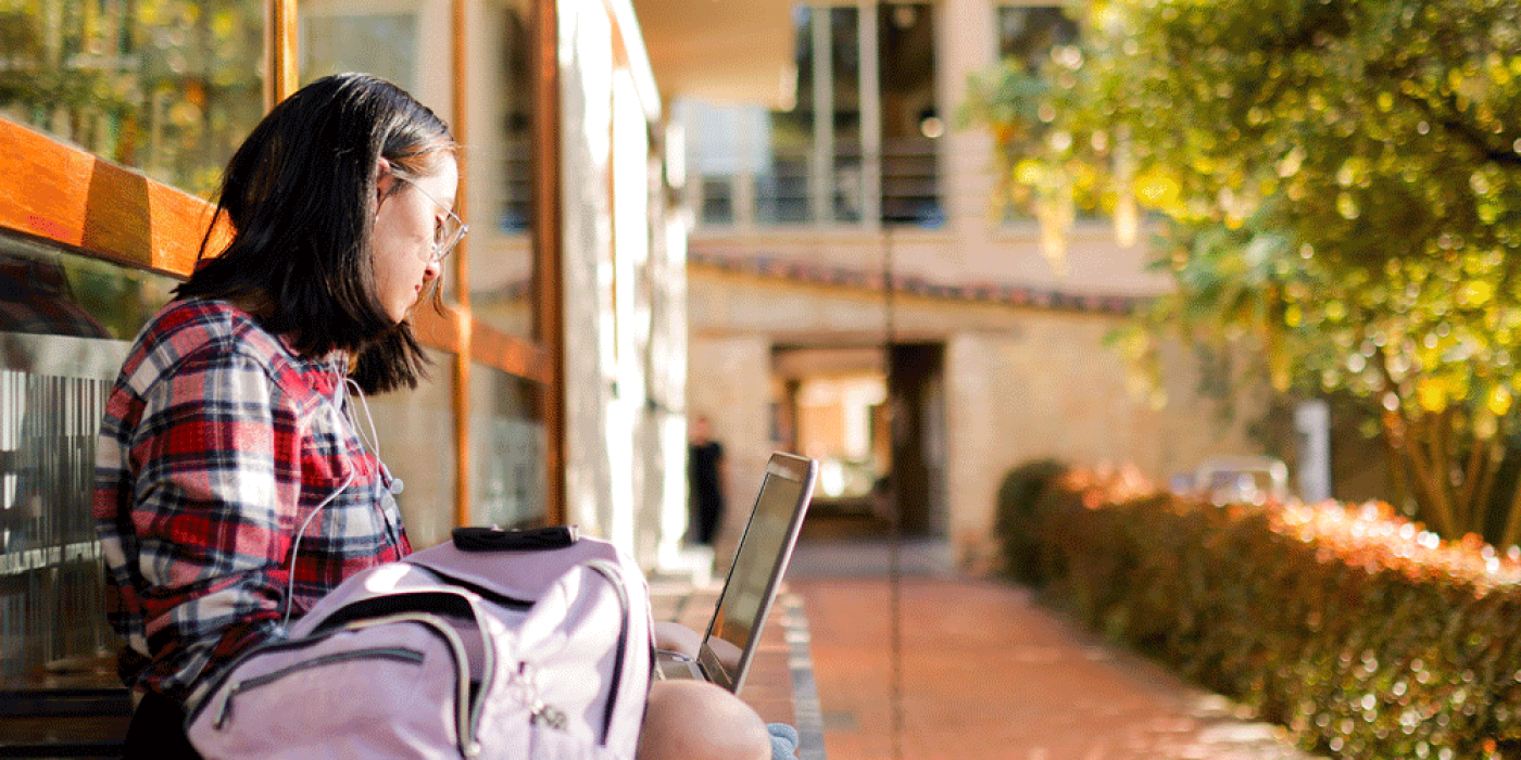 Estudiante en campus Uniandes