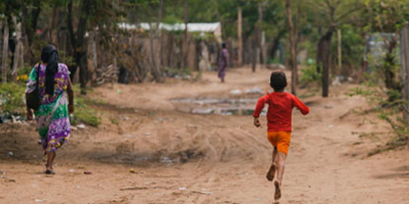 Niños caminando en carretera destapada