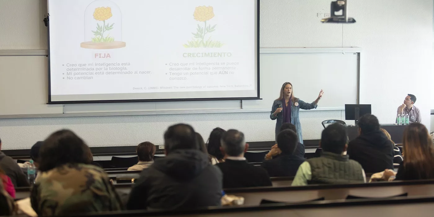 Taller sobre mentalidad de crecimiento durante el evento de egresados, Volver a Los Andes.