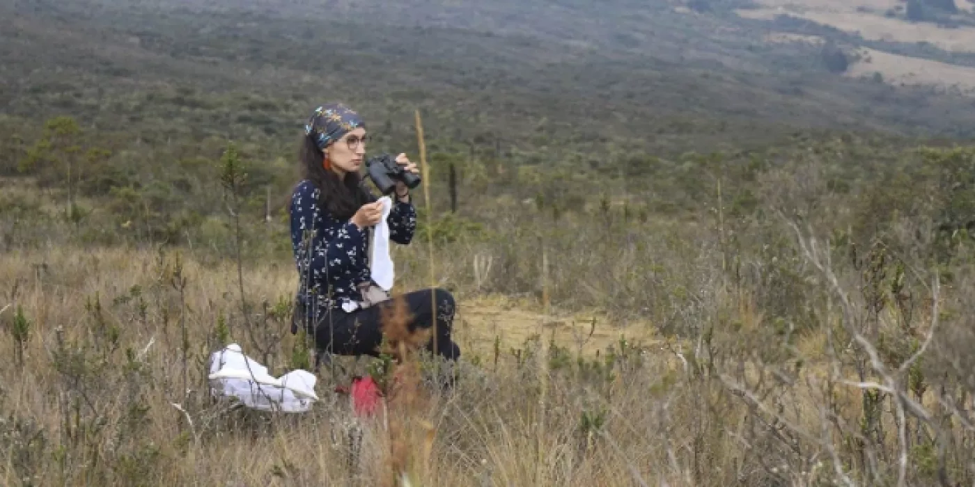 Laura Manrique en el páramo Mata Redonda con uno de los velos con los que cubre las flores después de que un polinizador las visita.