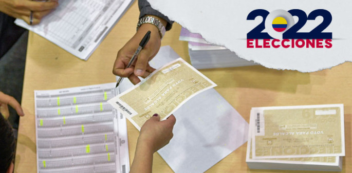 Una mano entrega una tarjeta electoral