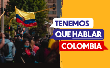 Marcha en Colombia con bandera en alto