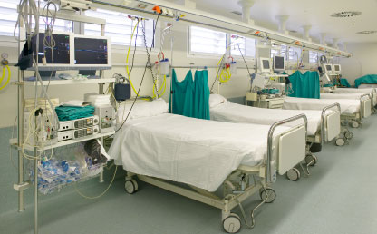 Fotos de camas en una unidad de cuidados intensivos.