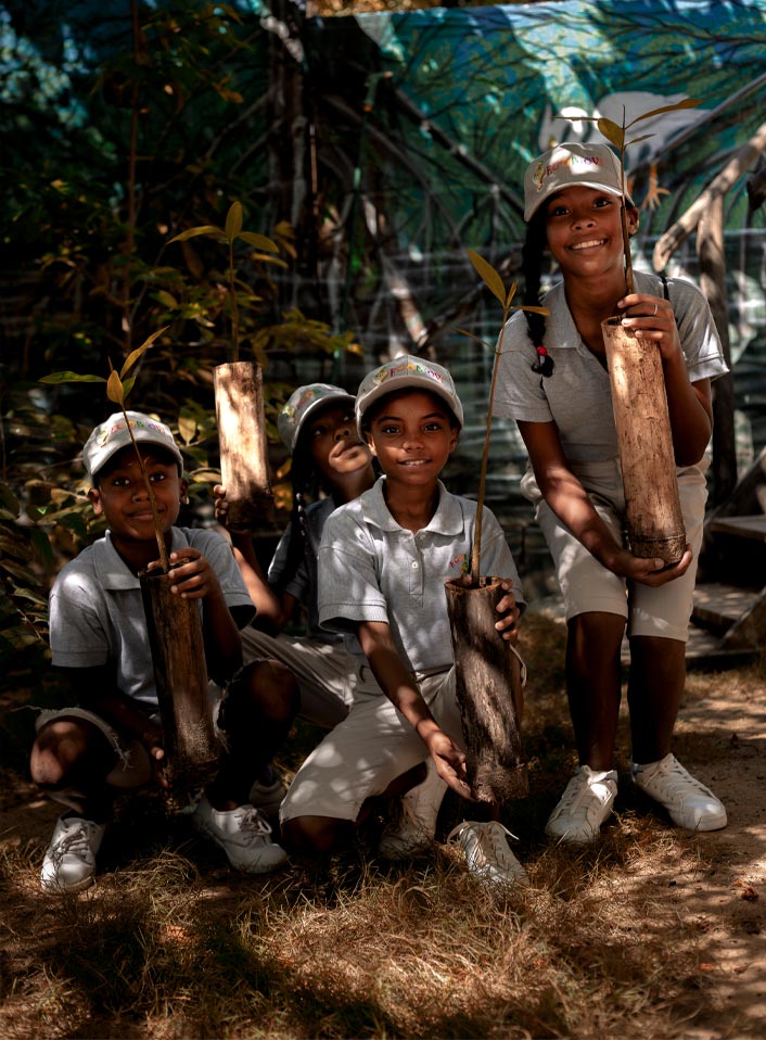 Niños de colegio en medio de la selva.