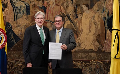 The vice-chancellors of the University of Miami and Los Andes present the signed agreement.