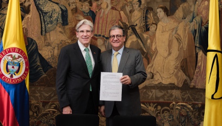 Los rectores de las universidades de Miami y de Los Andes con el convenio firmado en la mano