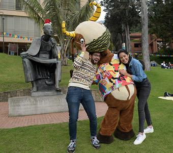 Egresados se toman foto junto a la mascota de la Universidad, Séneca