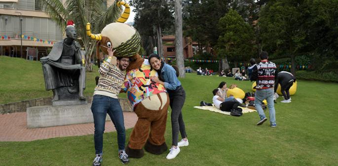 Egresados se toman foto junto a la mascota de la Universidad, Séneca