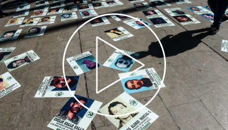 Fotos de personas desaparecidas durante una marcha en Medellín.