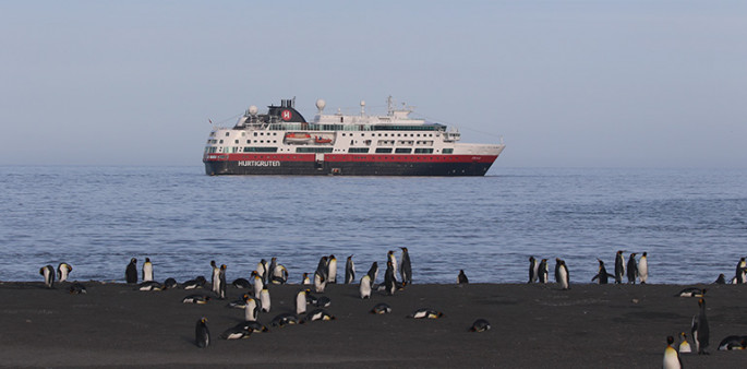 El crucero MS FRAM cerca a una playa con pingüinos