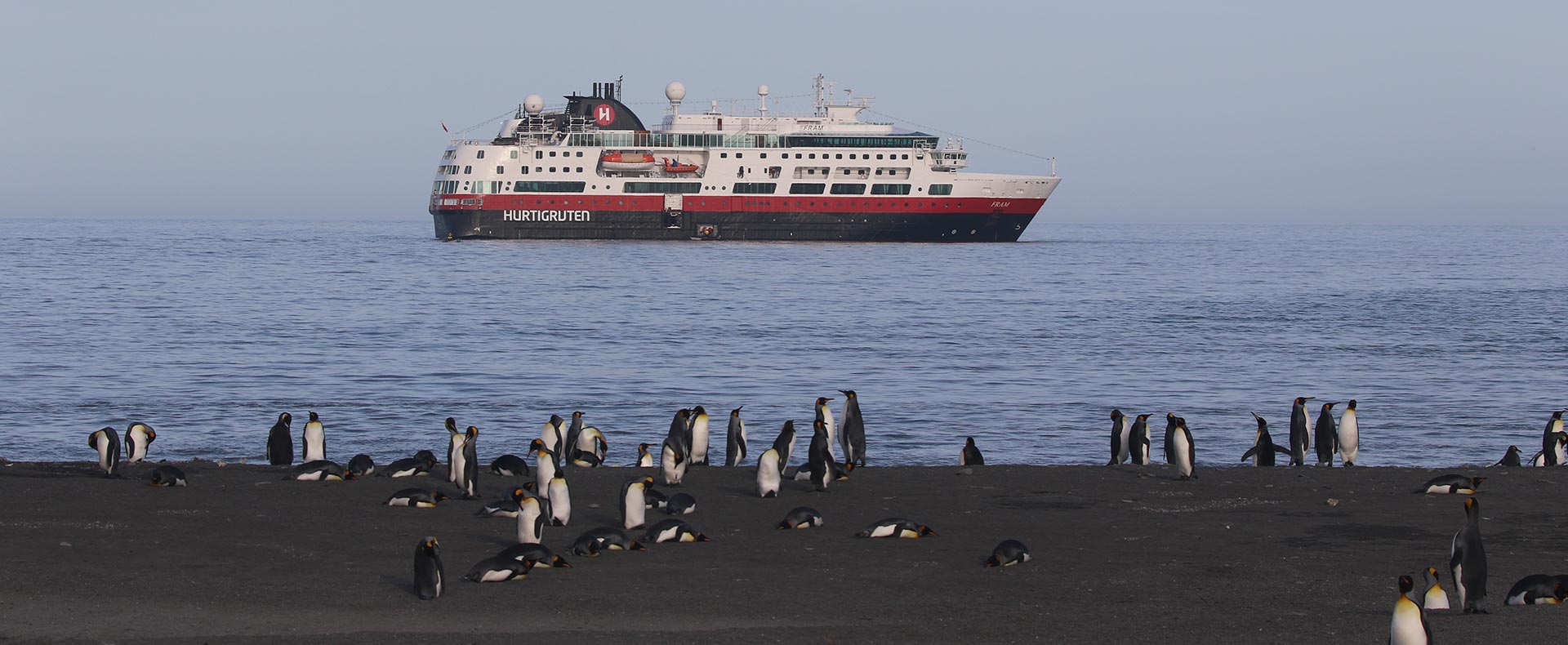 El crucero MS FRAM cerca a una playa con pingüinos