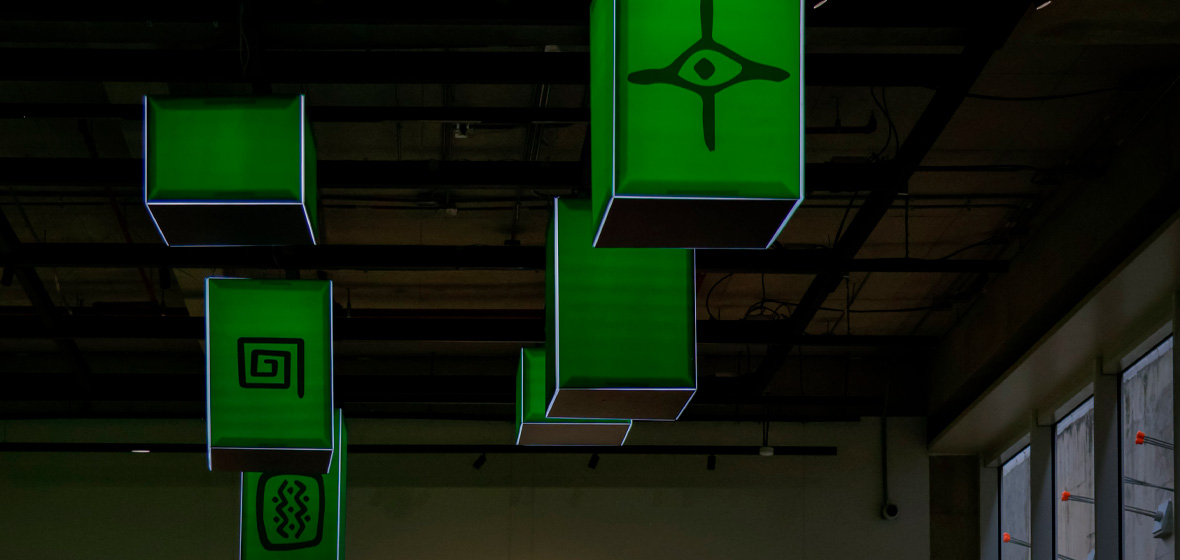 Lámparas verdes con pictogramas